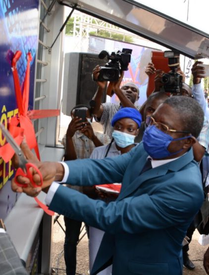 coupure-du-ruban-symbolique-lors-de-linauguration-de-nouveaux-kiosques-1024×683